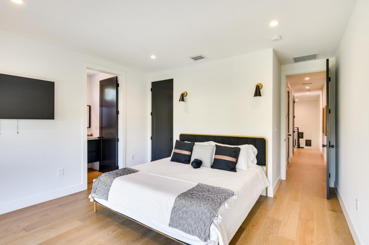 Modern With Pool 1 Mi To Design District! Holiday home Miami